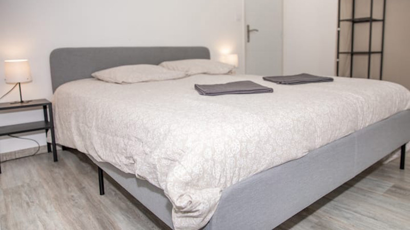 Chambre double lumineuse avec lit 160 cm et rangements dans le gîte Mistral Saint-Malo