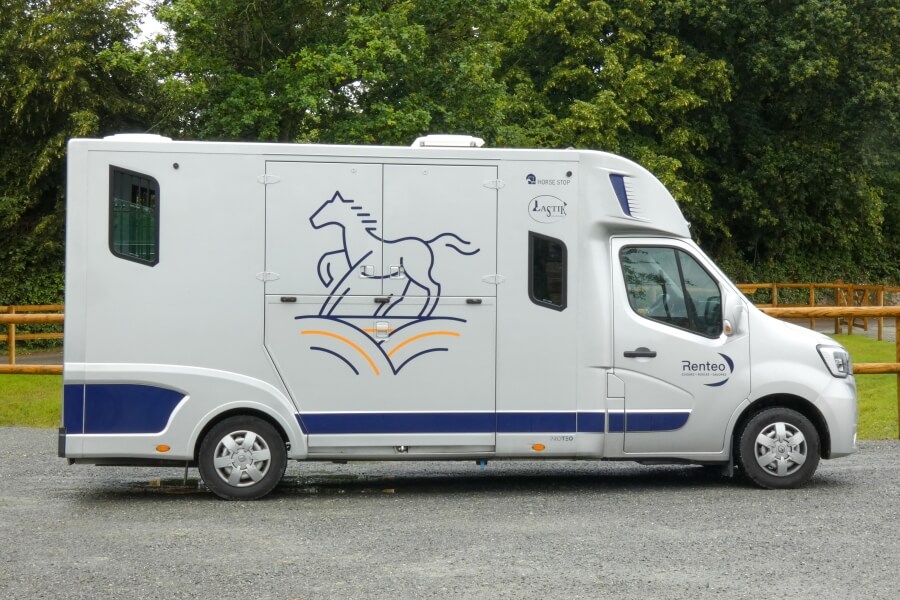 Camion VL de transport de chevaux à louer à Saint-Malo (Bretagne) — vue extérieure