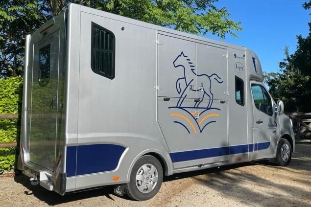 Camion 2 places chevaux modèle Switch en location en Bretagne et Normandie