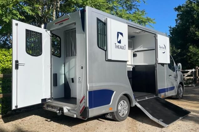 Camion chevaux 5 places assises avec caméra et lumière bleue — location Saint-Malo